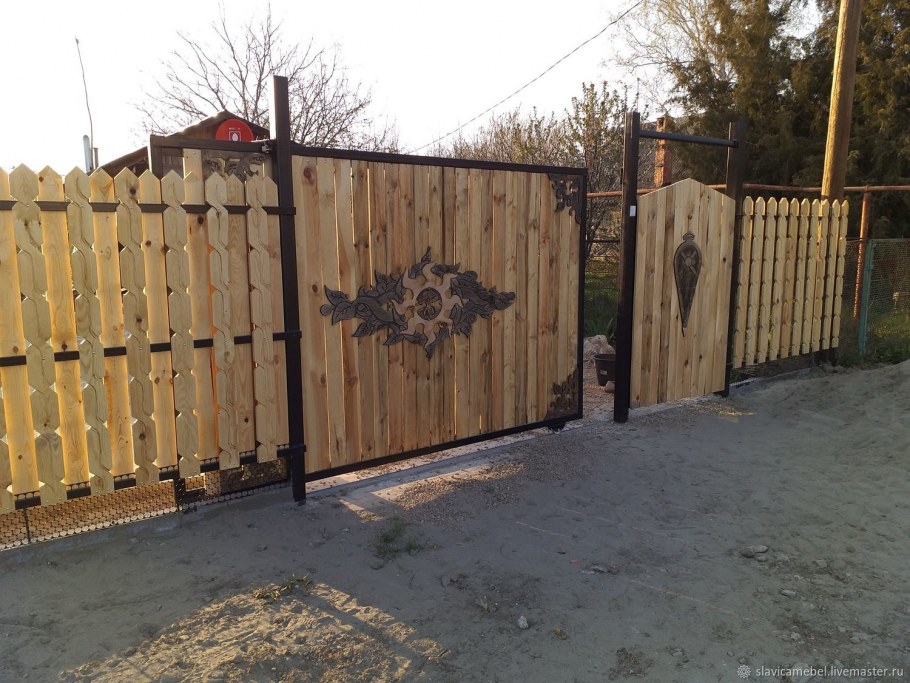 Резной деревянный забор