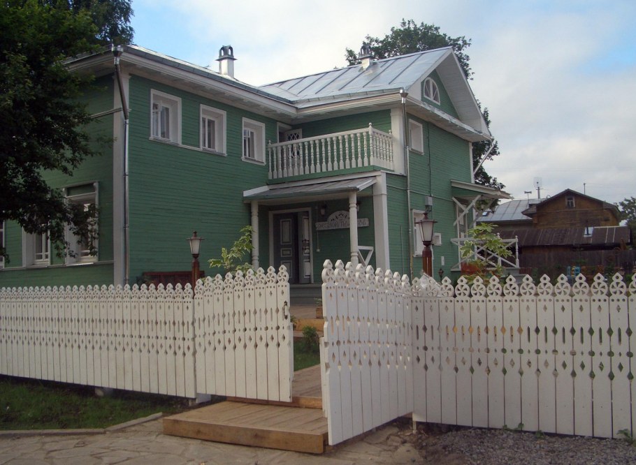 Резные деревянные ворота