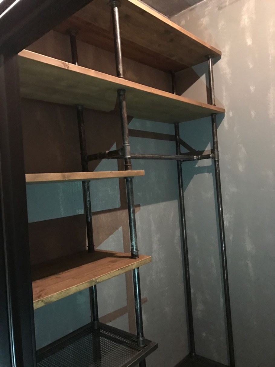 Полки из металлических труб