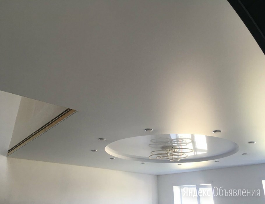 Глянцевый натяжной потолок