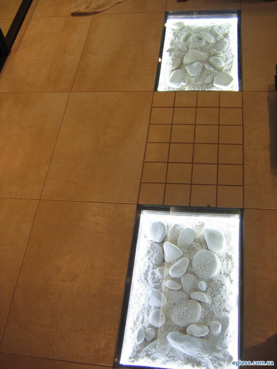 Стеклянный пол с камнями