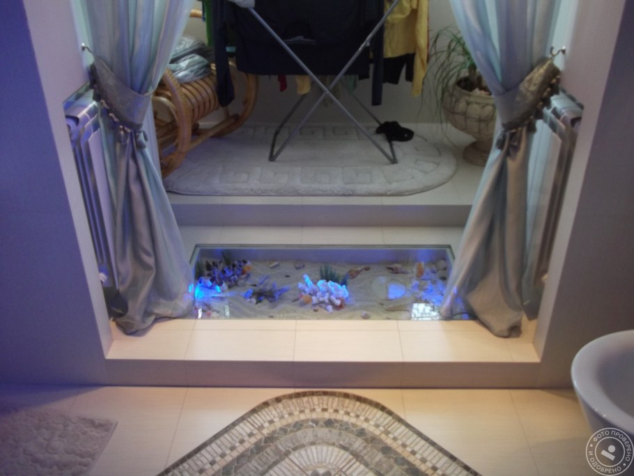 Стеклянный пол аквариум с подсветкой