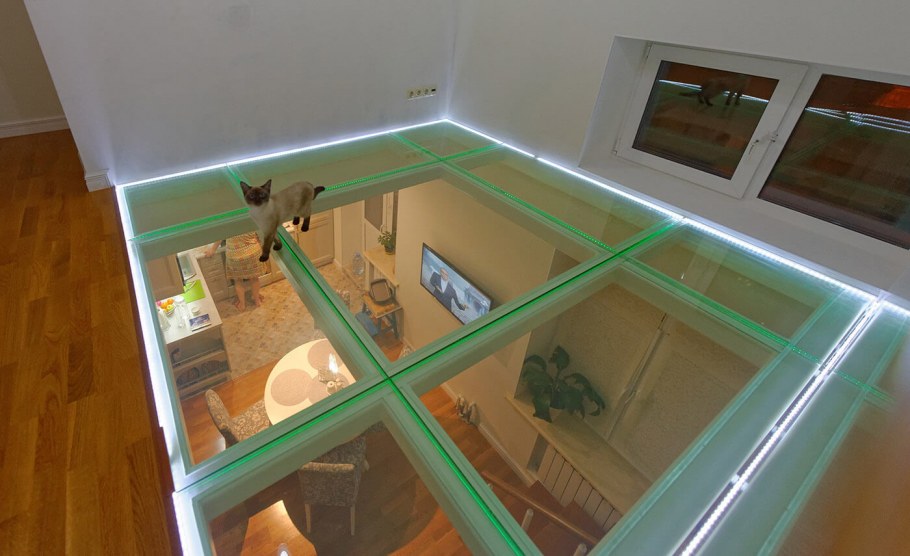 Стеклянный пол с подсветкой