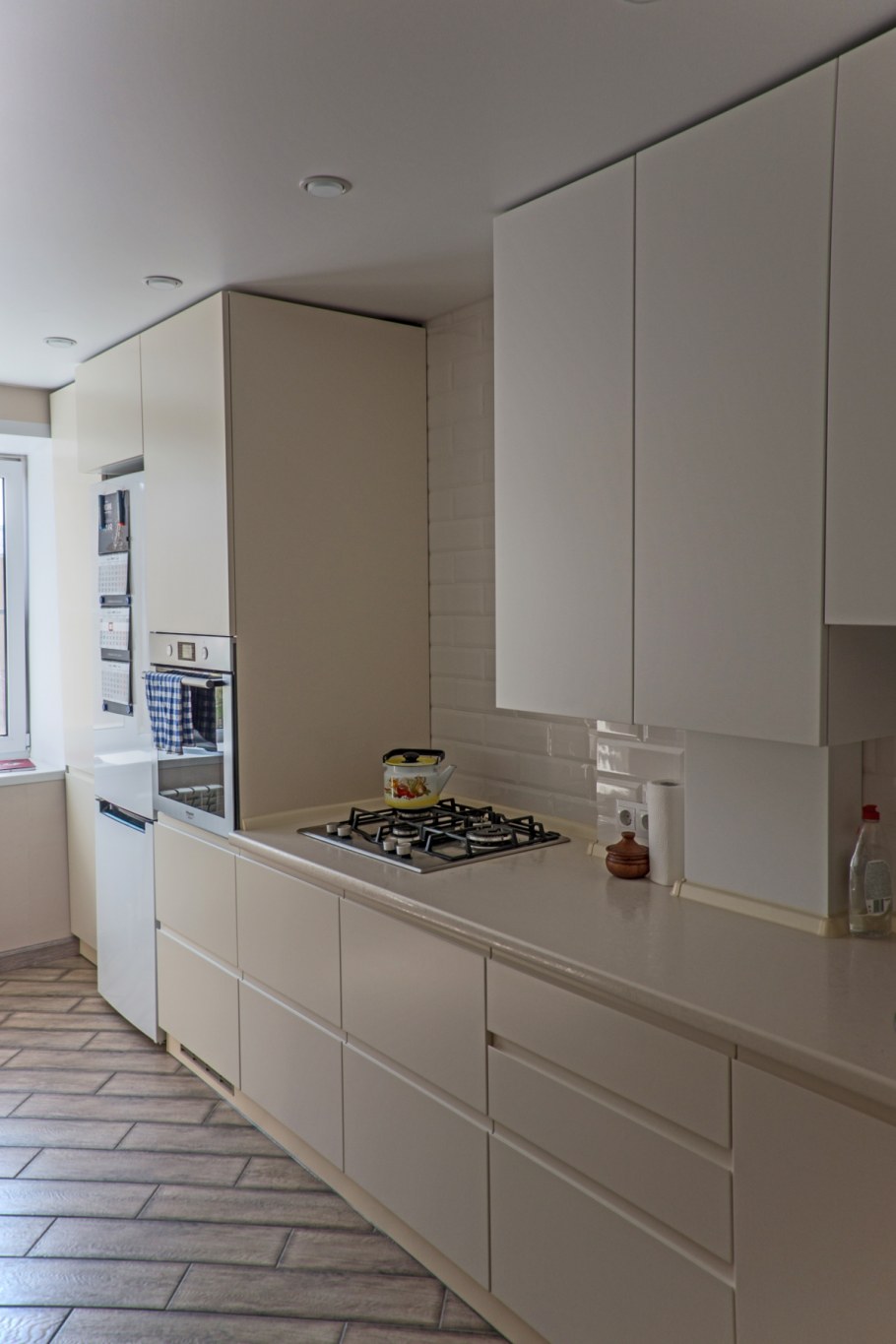 Бежевая спальня с белой мебелью