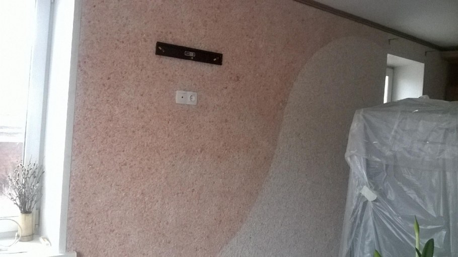 Белые жидкие обои на кухне