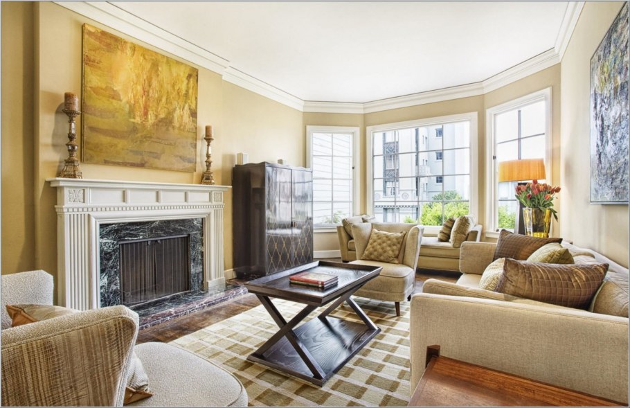 Гостиная в средиземноморском стиле с камином