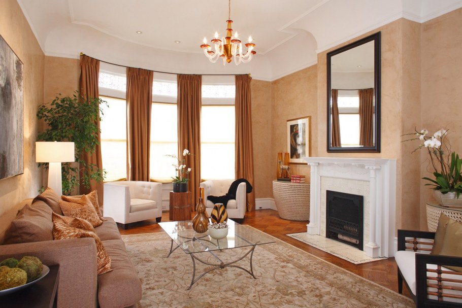 Комната с эркером и камином