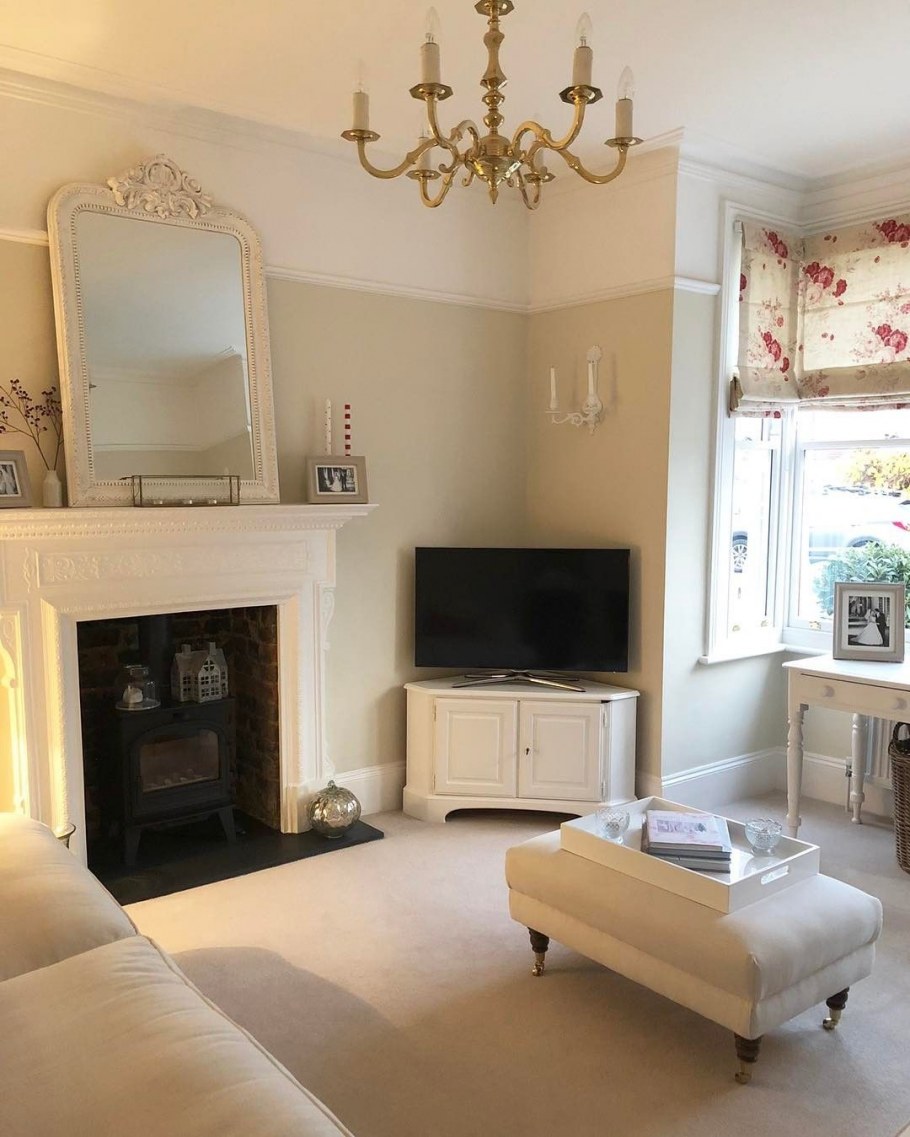 Кухня гостиная с эркером и камином