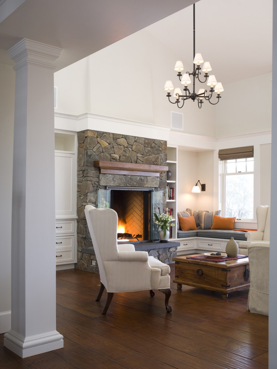 Гостиная с камином в частном доме