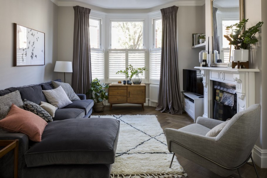 Интерьер гостиной полуэркер