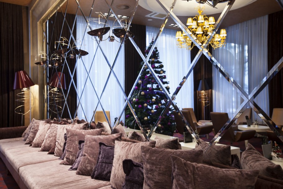 Зеркальное панно с фацетом в гостиной