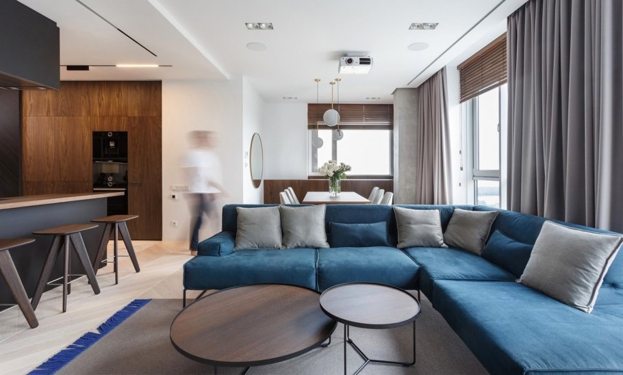 Кухня гостиная с синим диваном