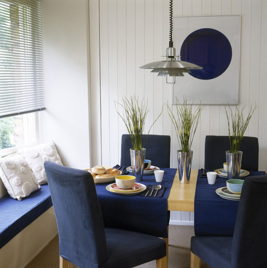 Синие стулья для кухни в интерьере