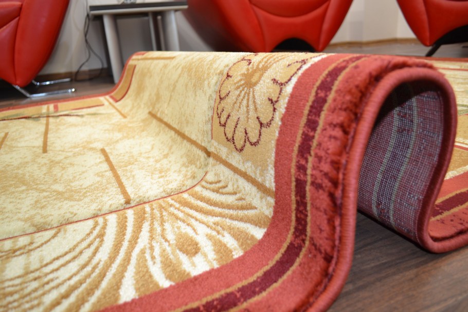 Ковер терракотового цвета