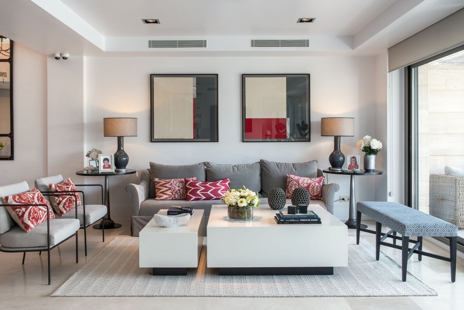 Контемпорари с яркими вставками в интерьере