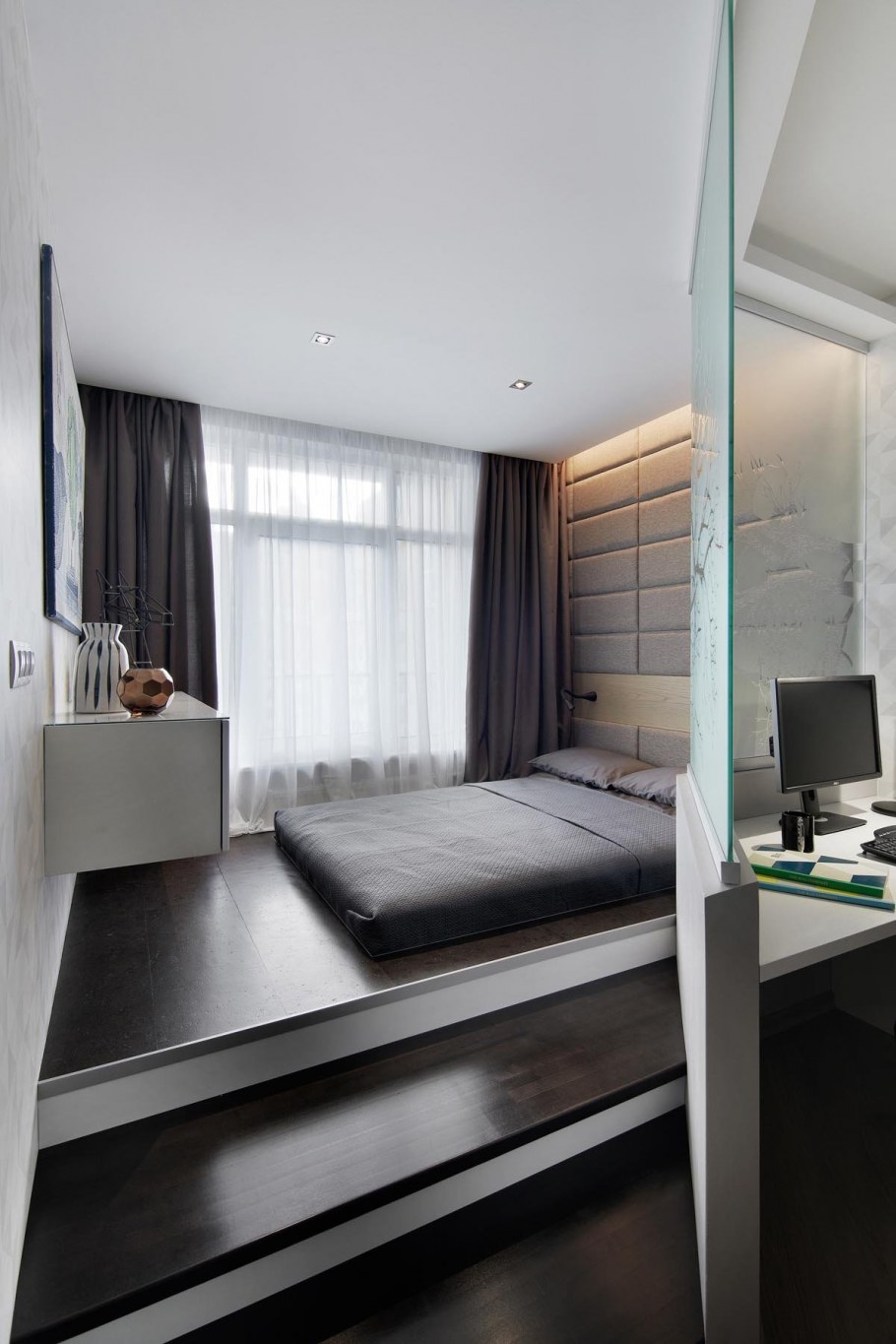 Кровать подиум у окна