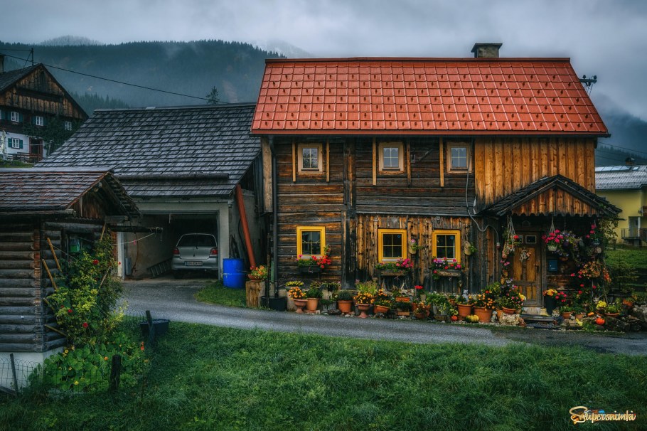 Деревенский дом двор