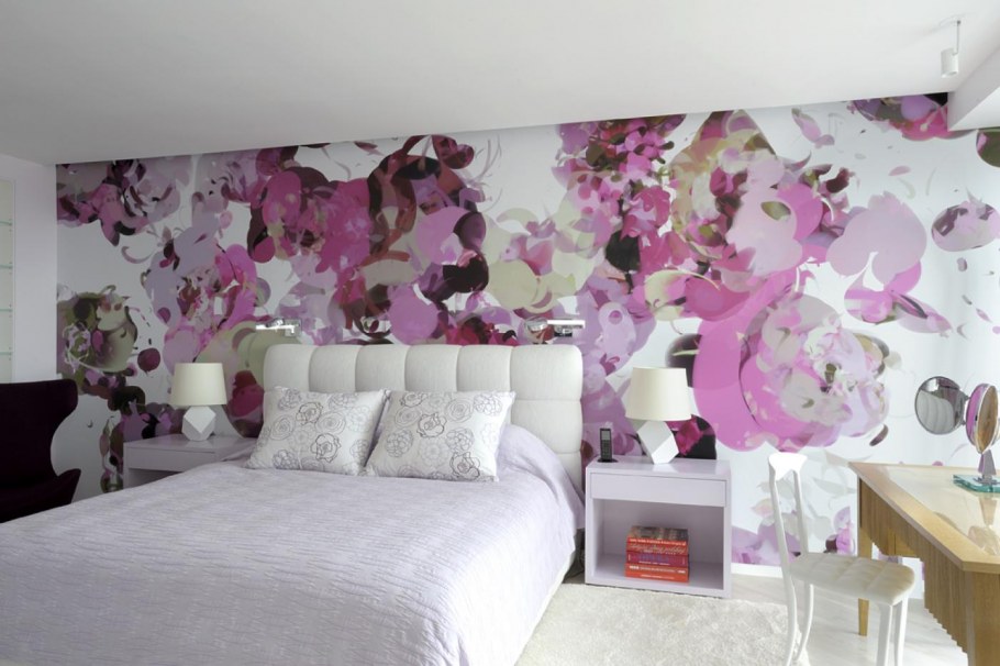 Обои с крупными цветами в интерьере спальни