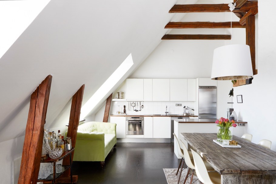 Белая кухня мансарда