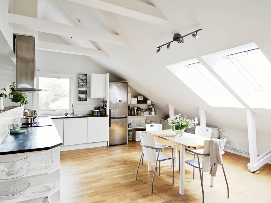 Кухня в мансардном помещении