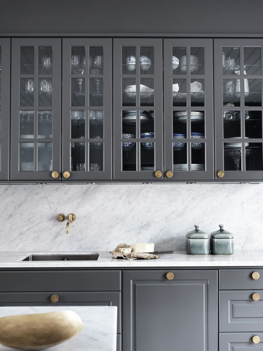 Современная серая кухня с золотыми ручками