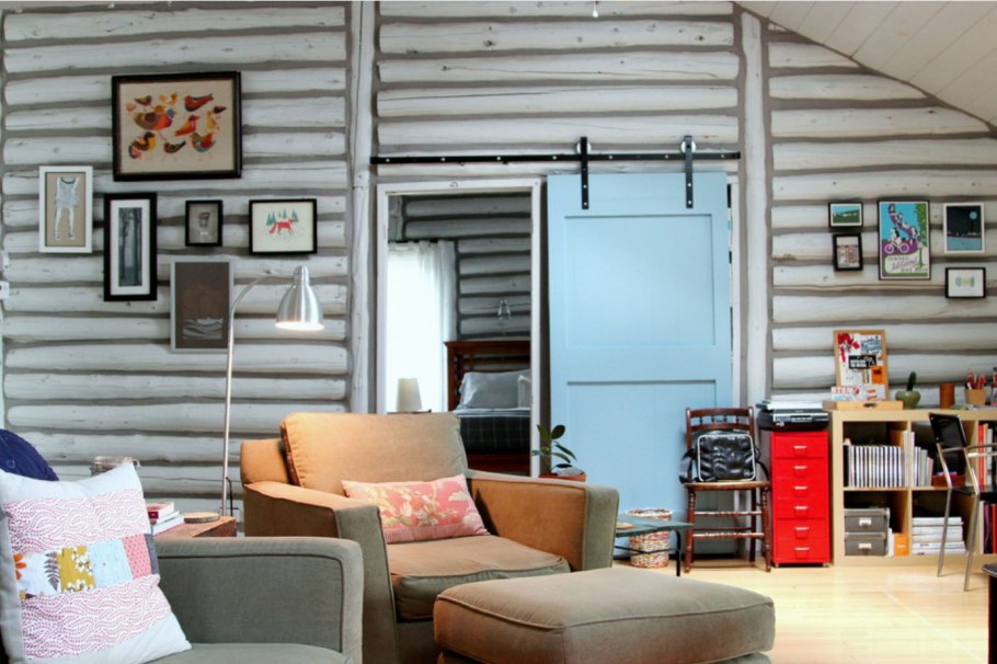 Крашеные бревна в интерьере