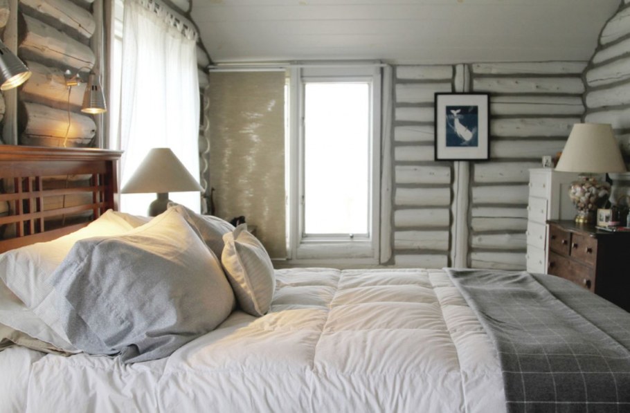 Серая спальня в деревянном доме