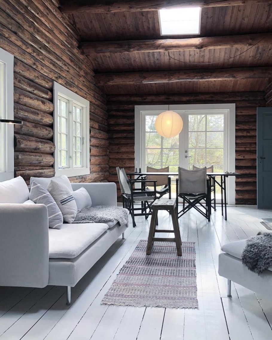 Интерьер в бревенчатом доме в современном стиле