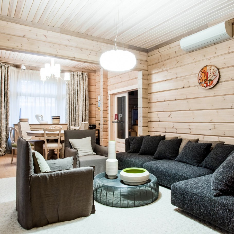 Интерьер дачной гостиной в деревянном доме