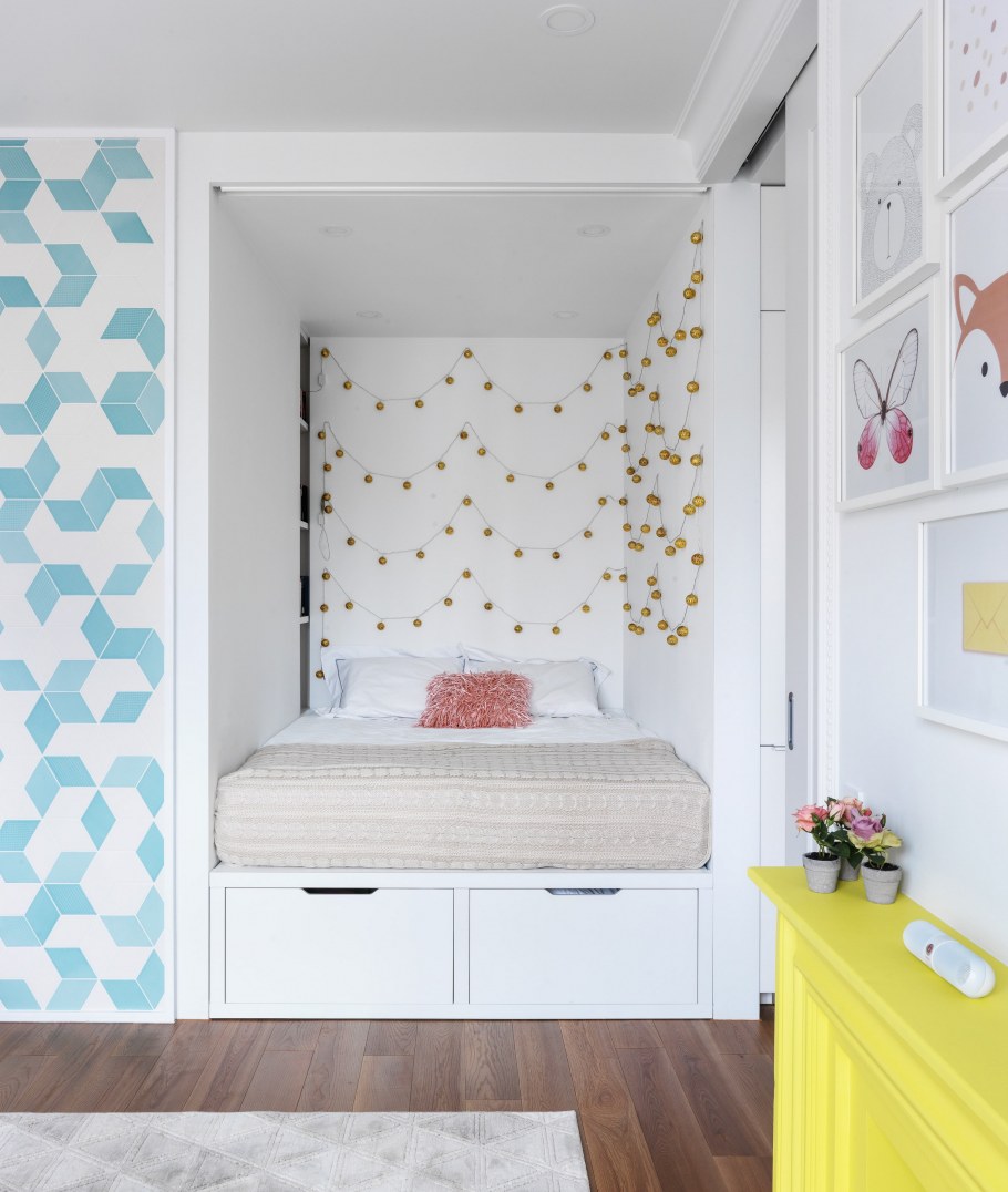 Кровать в нише для девочки