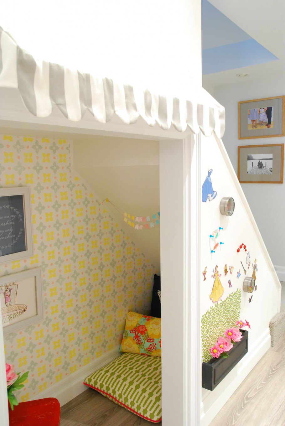 Детский домик под лестницей