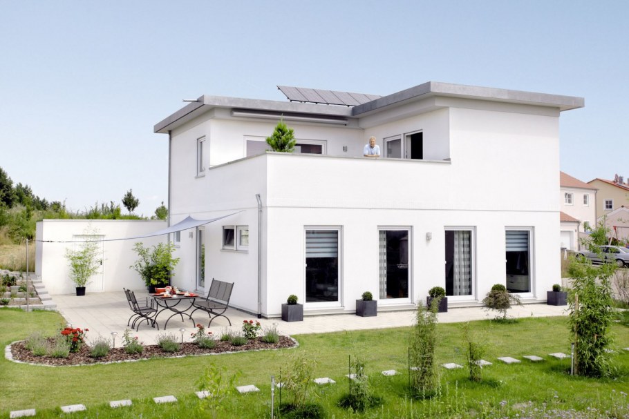 Белый дом с плоской крышей