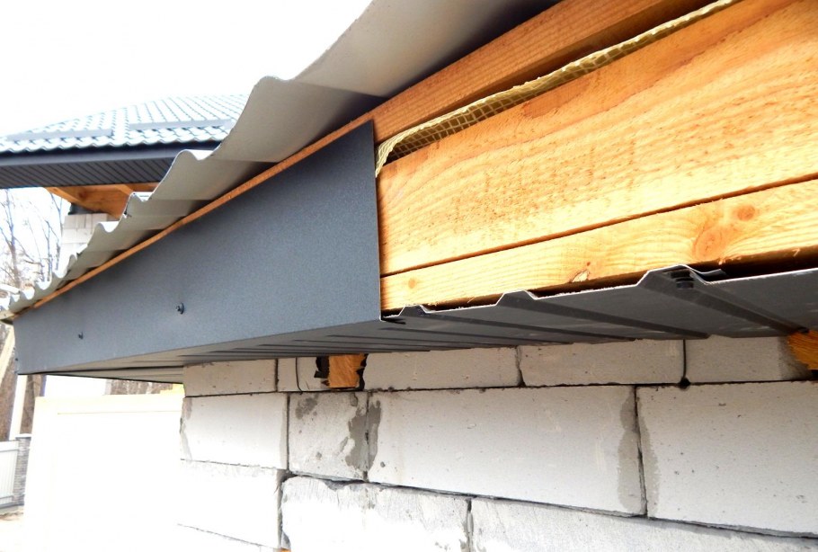 Торцевая планка подшивки свеса кровли