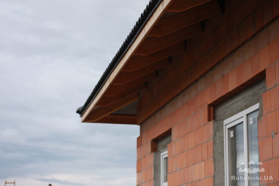 Подшивка карнизного свеса по стропилам