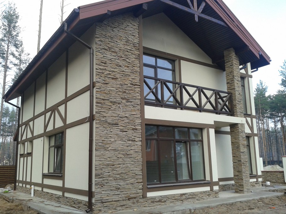 Фасад с камнем и фахверк