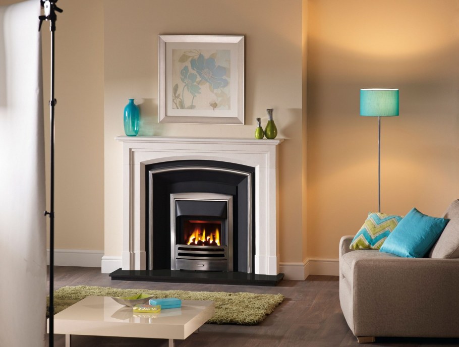 Камин в интерьере гостиной