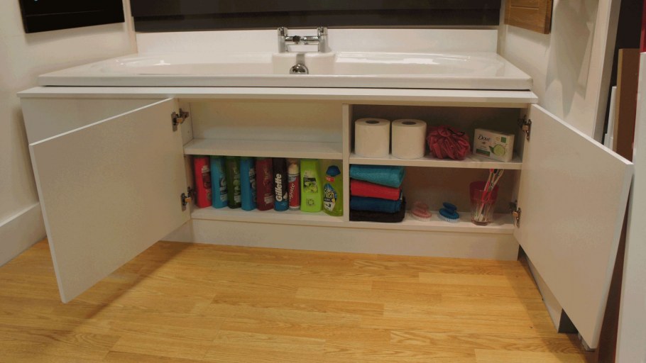 Полочки под ванной