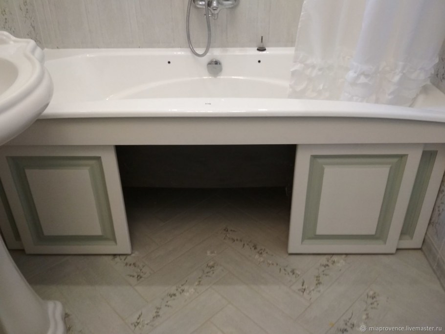 Деревянный экран под ванну