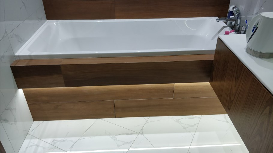 Экран под ванную из дерева