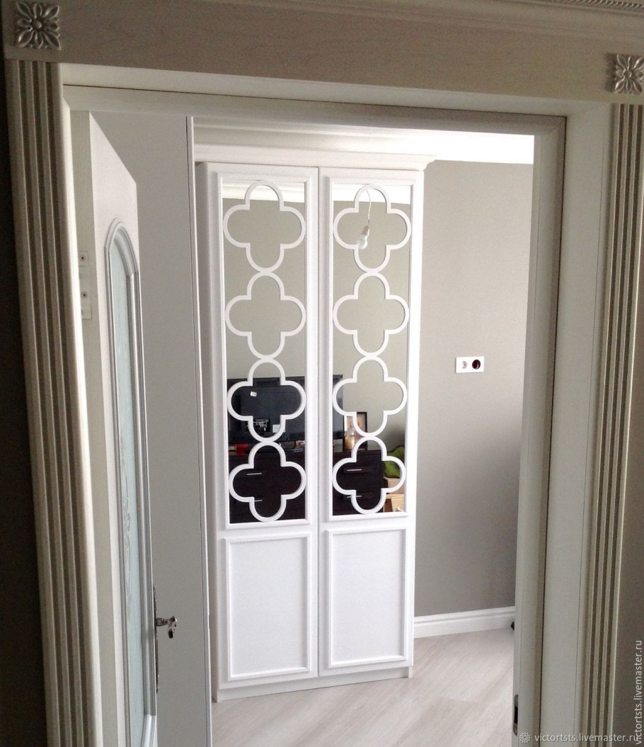 Шкаф с зеркальными дверцами