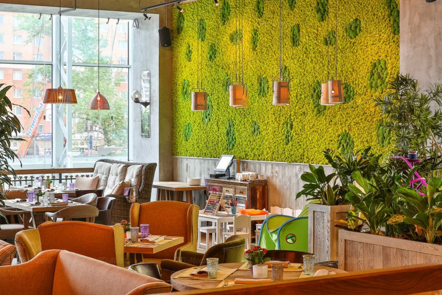 Мох в интерьере кафе