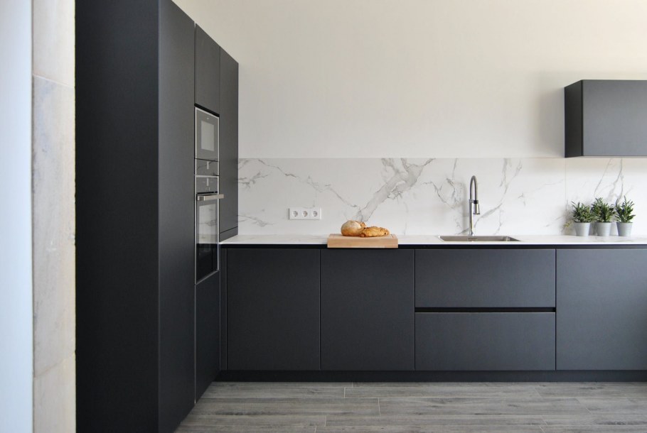 Серая матовая кухня с белой столешницей