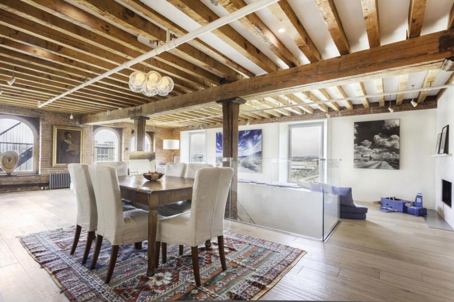 Потолок на веранде с балками