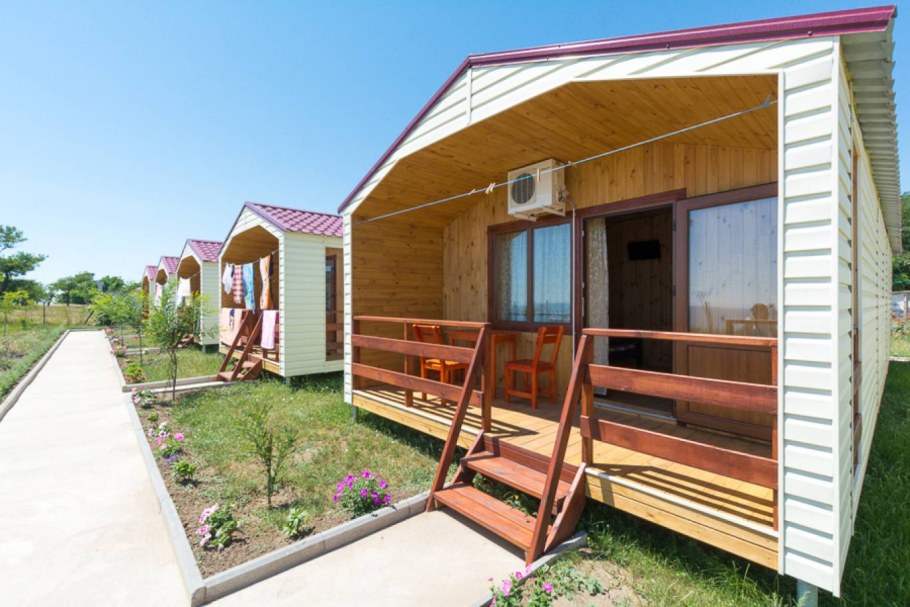 Деревянные домики для отдыхающих у моря