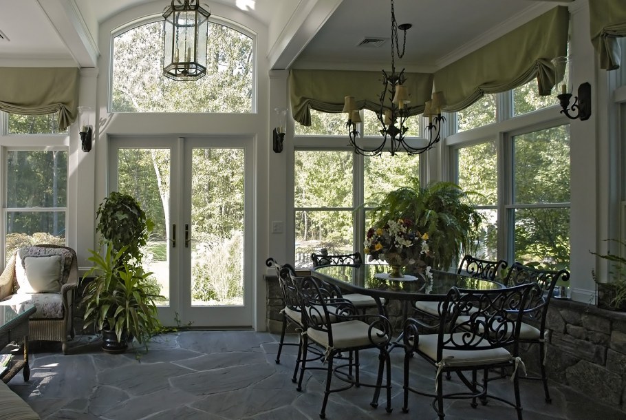 Столовая в стиле Прованс с панорамными окнами