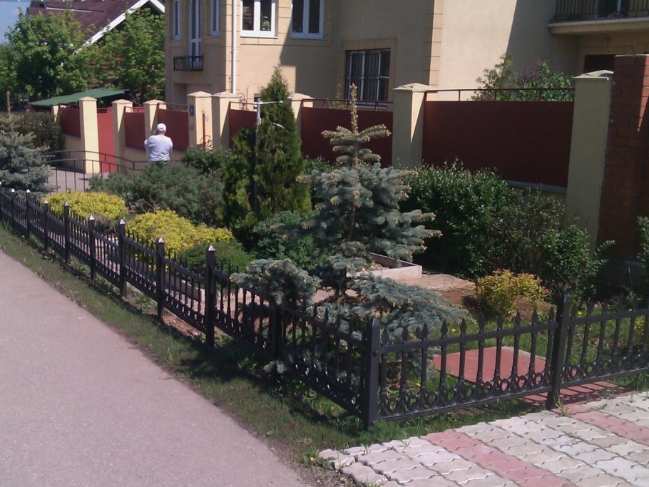 Палисадник перед забором