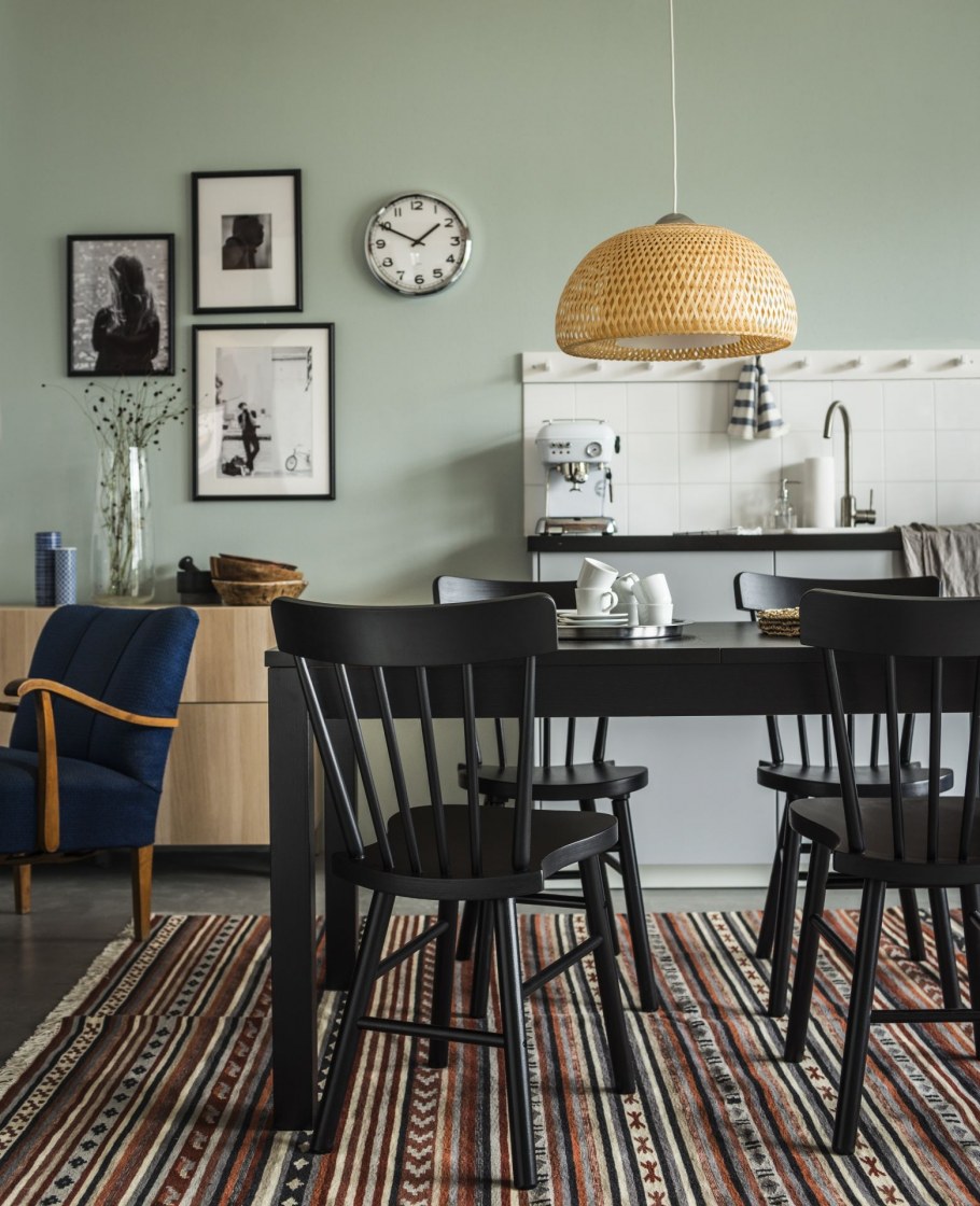 Черные стулья для кухни в интерьере