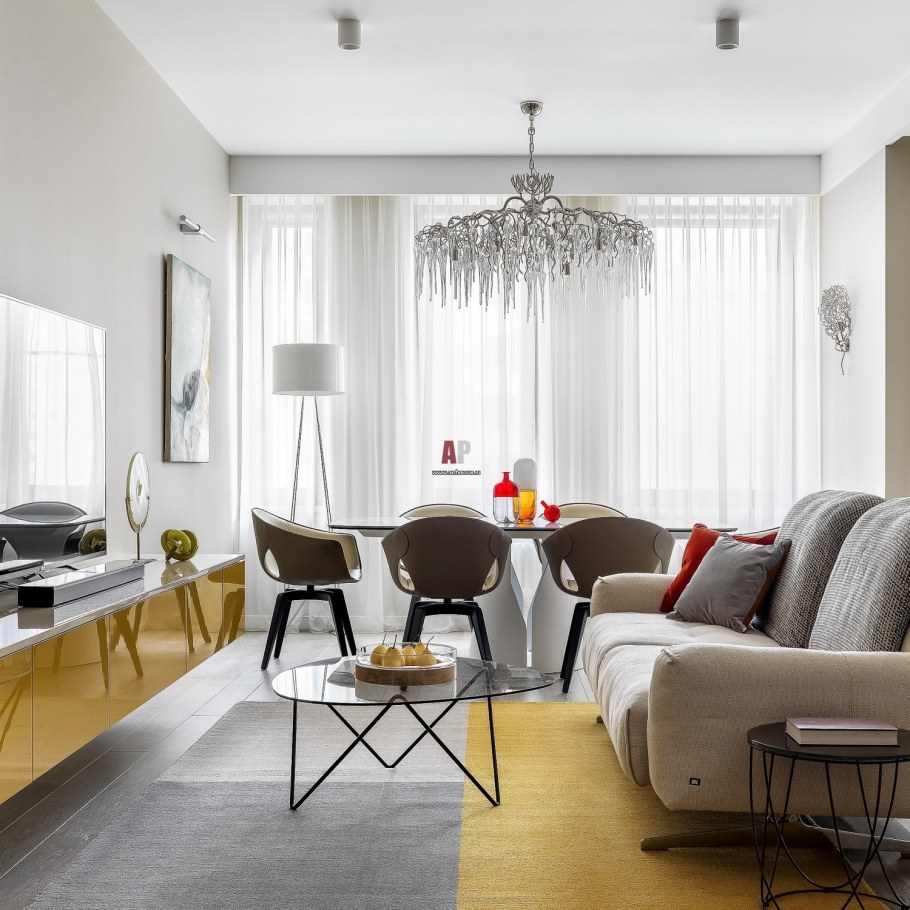 Светлый интерьер с яркими акцентами