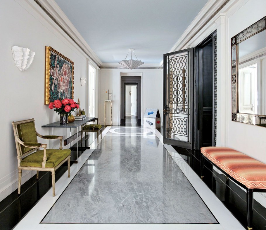 Мощёная мраморной плиткой прихожая