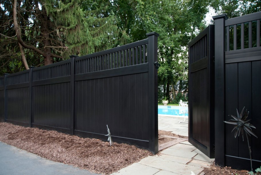 Черный забор современный